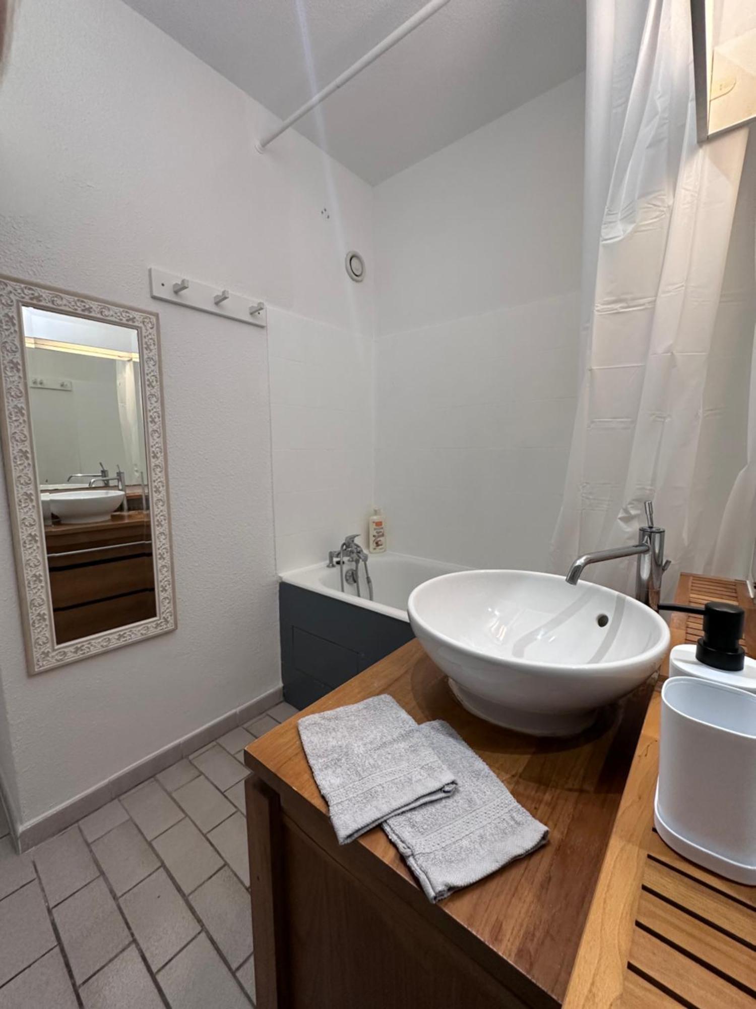 Studio Sur Le Port De Hyeres - A 2Min Des Plages, Clim & Balcon Eksteriør bilde