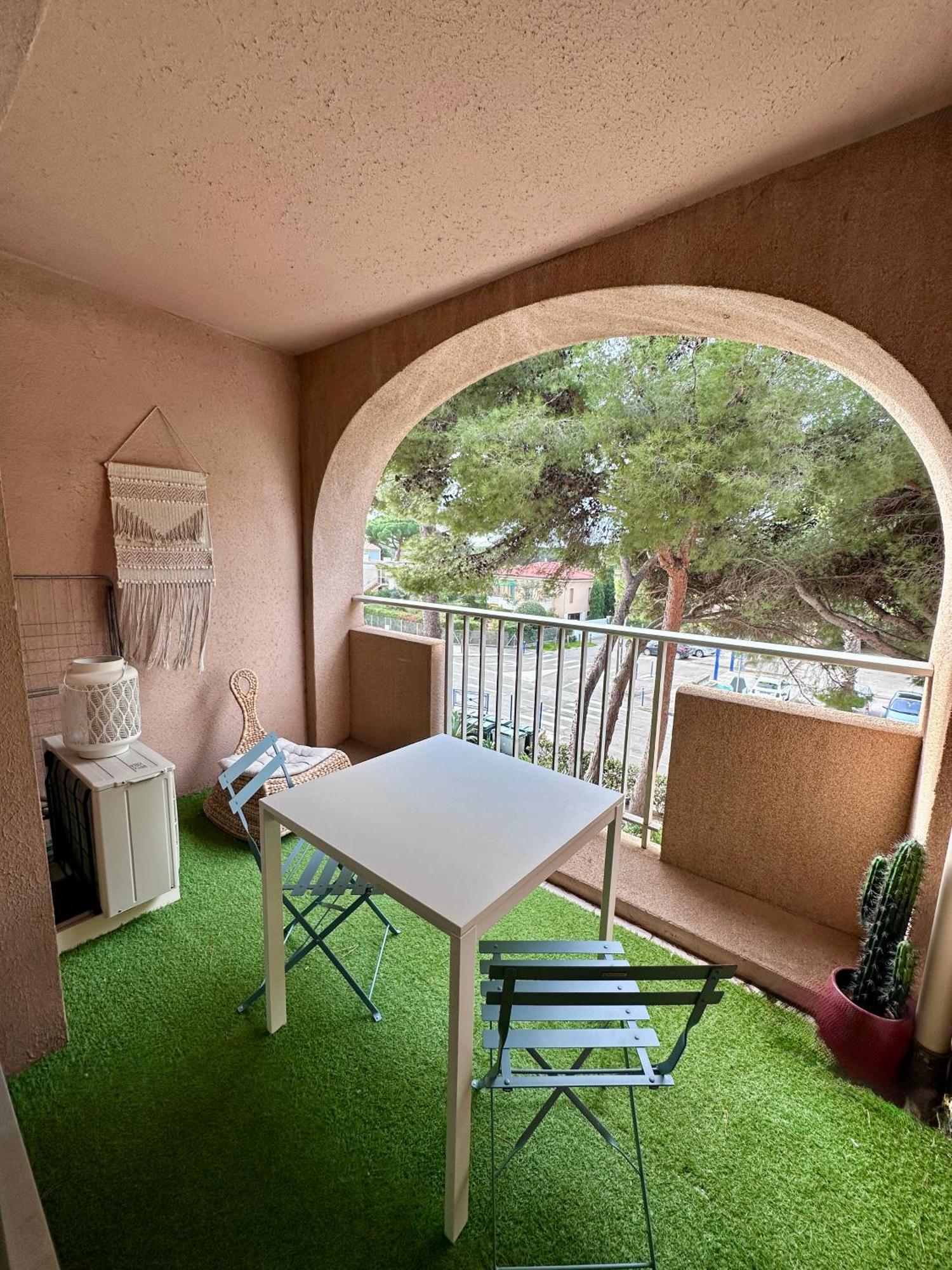 Studio Sur Le Port De Hyeres - A 2Min Des Plages, Clim & Balcon Eksteriør bilde